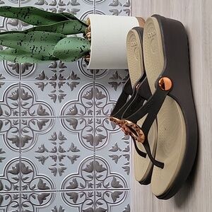 Crocs Womens Sanrah Wedge Thong Slip-on Sandal Studded Bronze Brown Size 6